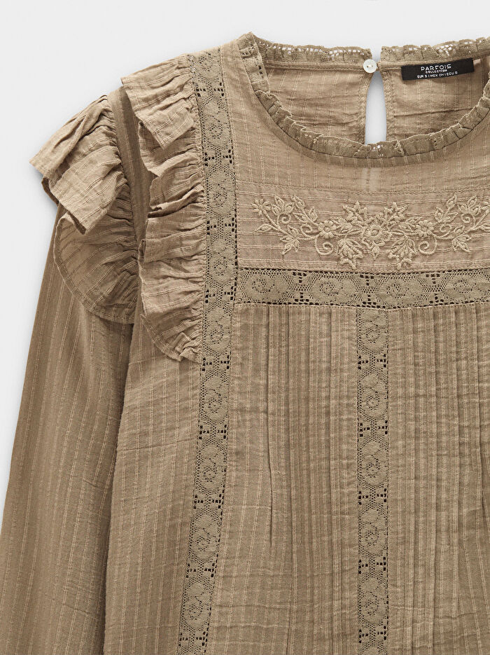 Nakışlı ve Fırfır Detaylı Bluz