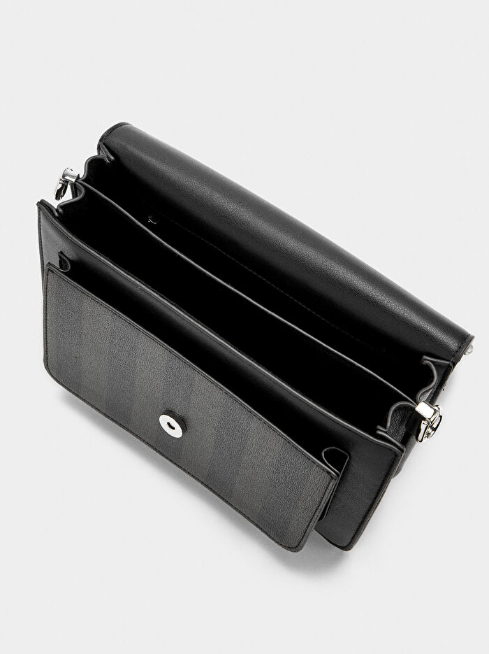 Yumuşak Dokulu Ve Kapaklı Çapraz Çanta