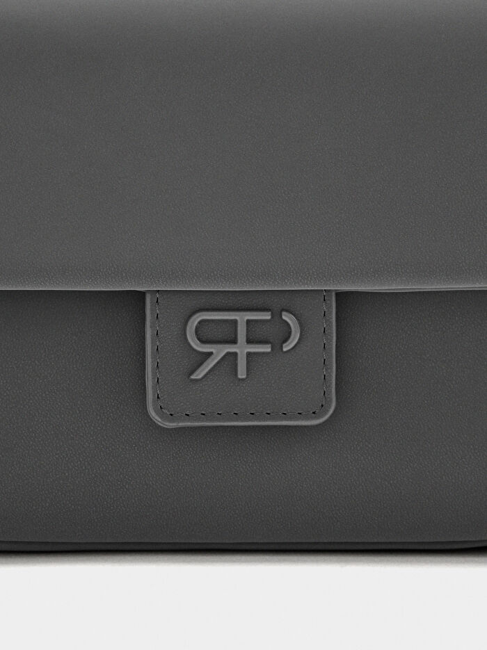 Yumuşak Dokulu Kapaklı Çapraz Çanta