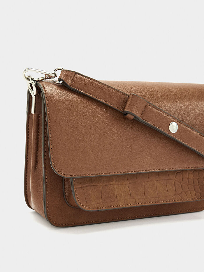 Kapaklı ve Dokulu Çapraz Çanta