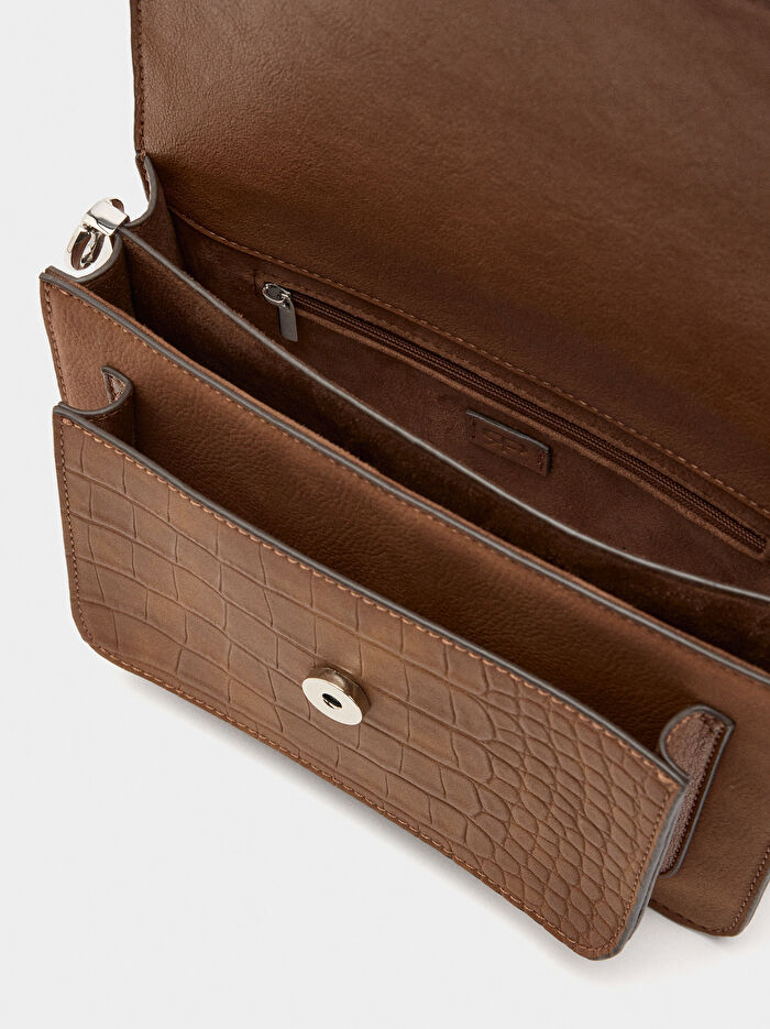 Kapaklı ve Dokulu Çapraz Çanta