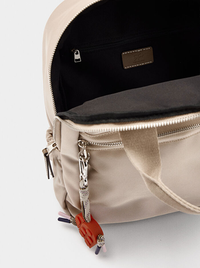 Kalp Charm'lı Teknik Kumaş Sırt Çantası