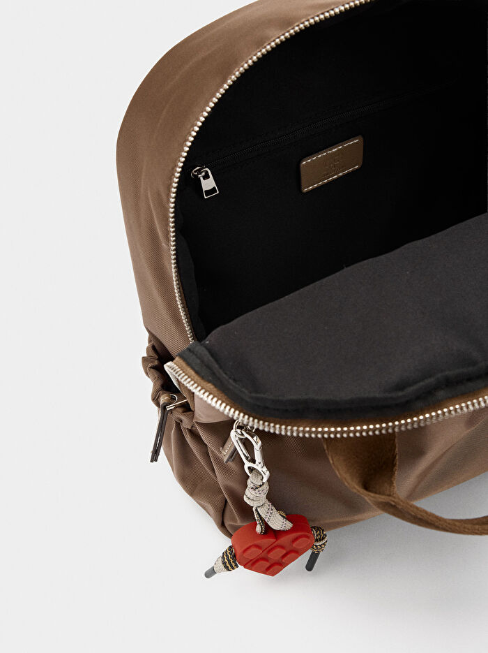 Kalp Charm'lı Teknik Kumaş Sırt Çantası