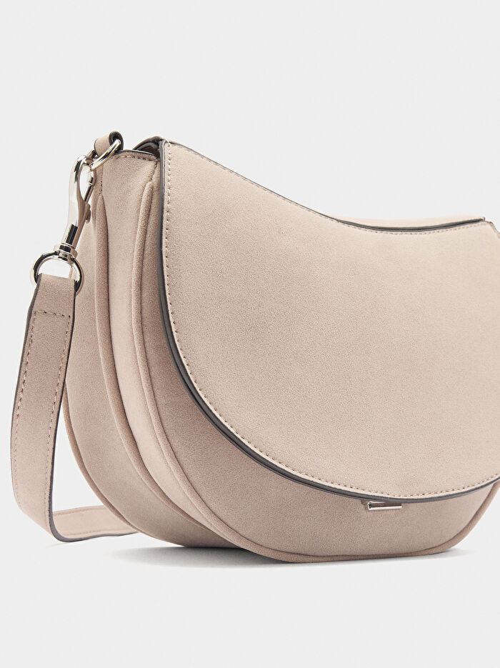 Kapaklı Deri Efektli Çapraz Çanta