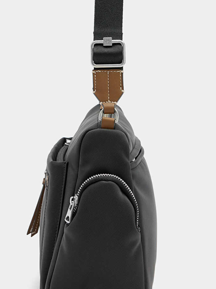 Dış Cepli Çapraz Askılı Çanta