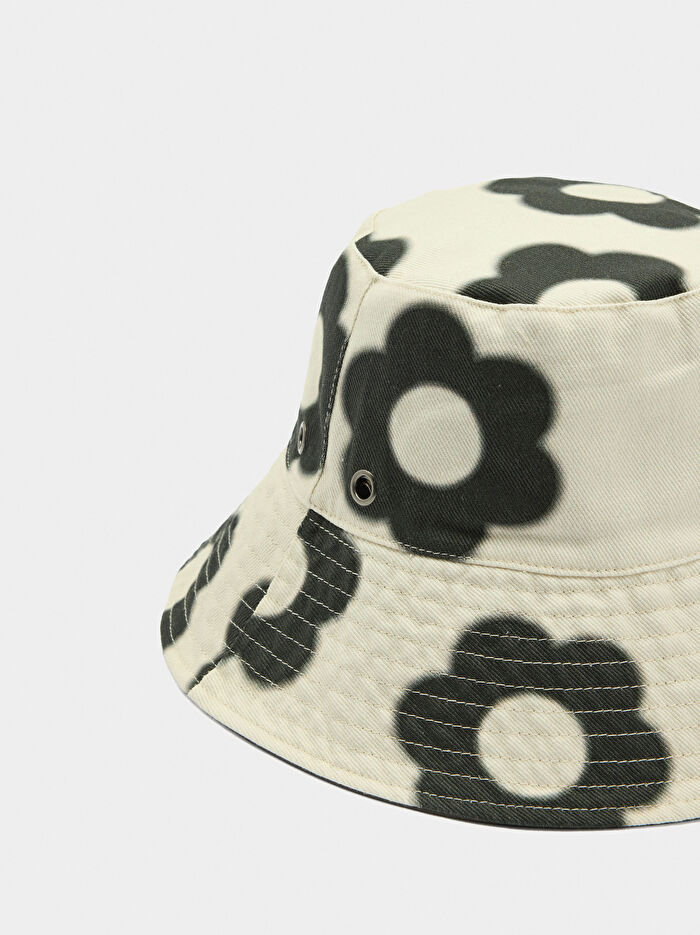 Çiçek Desenli Çift Taraflı Teknik Kumaş Şapka