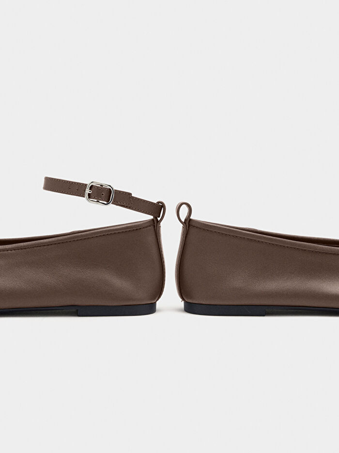 Kayışlı ve Tokalı Deri Babet