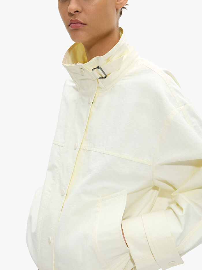 Kapüşonlu ve Yüksek Yakalı Ceket