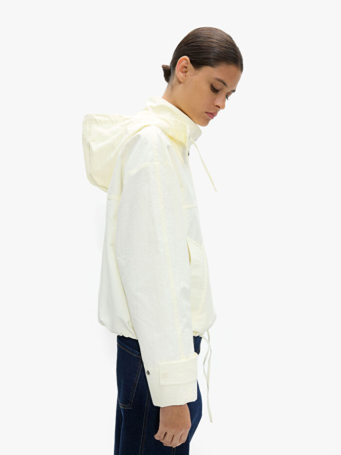 Kapüşonlu ve Yüksek Yakalı Ceket