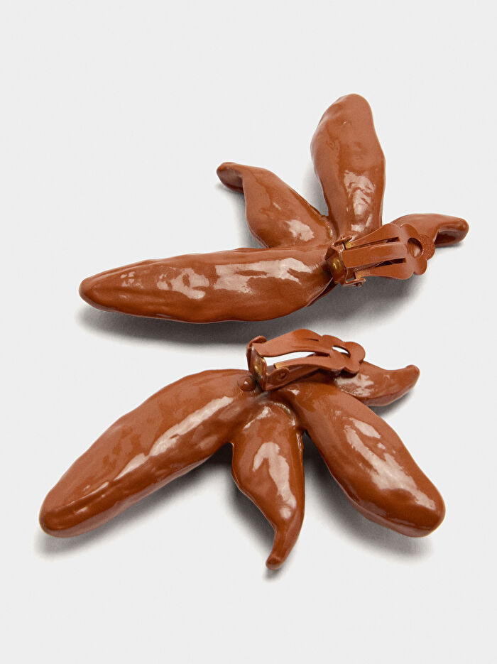 Kabartmalı Yarım Çiçek Küpe