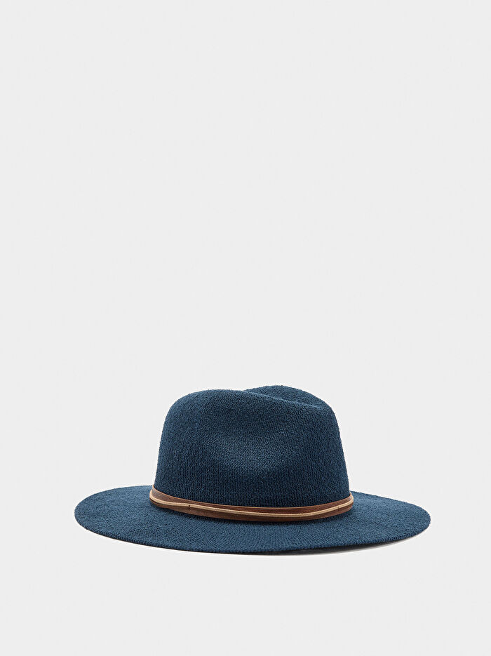 Deri Efektli Kayışlı Örme Şapka