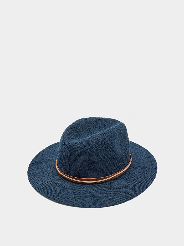 Deri Efektli Kayışlı Örme Şapka