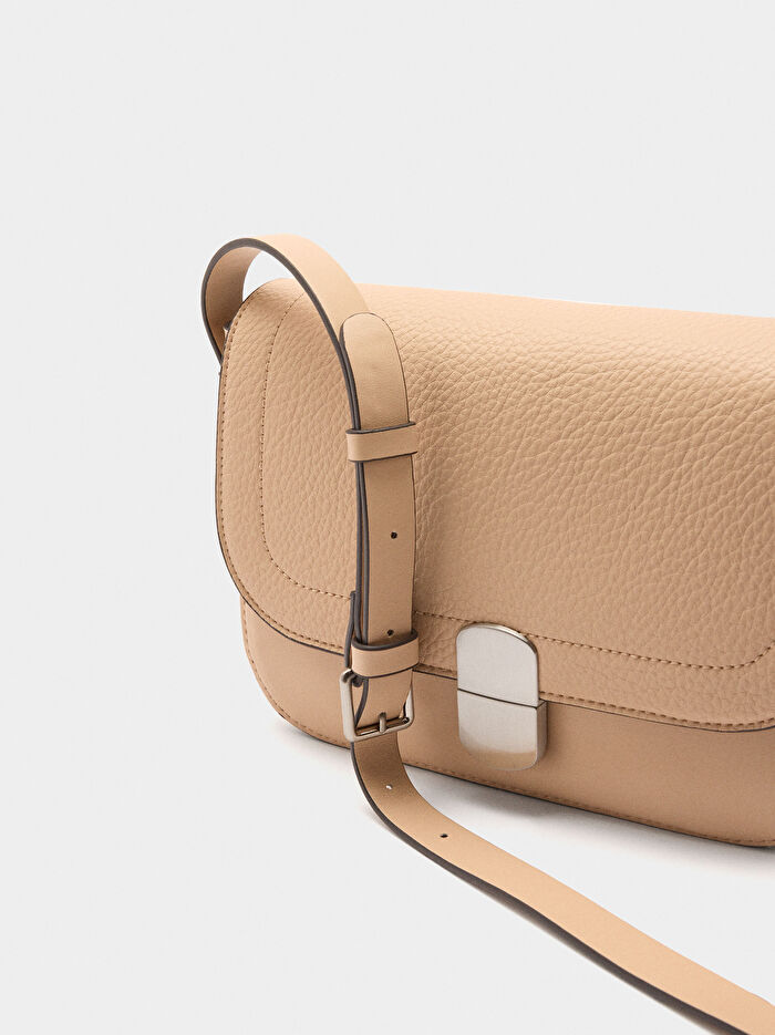 Kapaklı Deri Efektli Çapraz Çanta