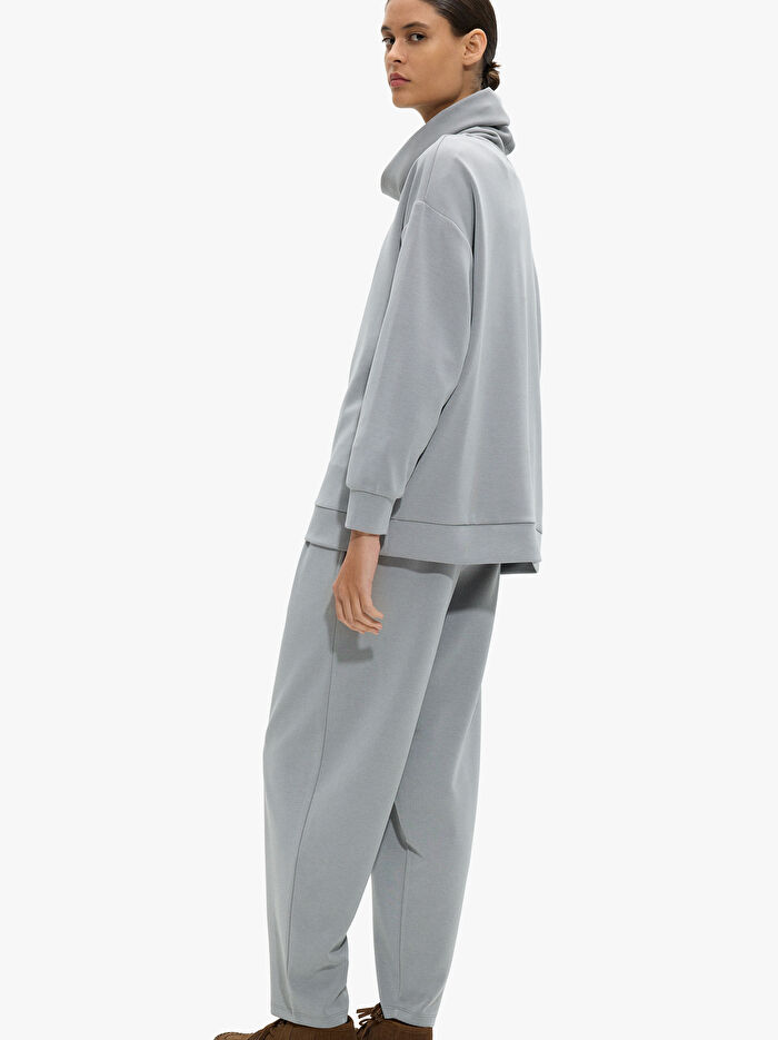 Yüksek Yakalı ve Yumuşak Dokulu Sweatshirt