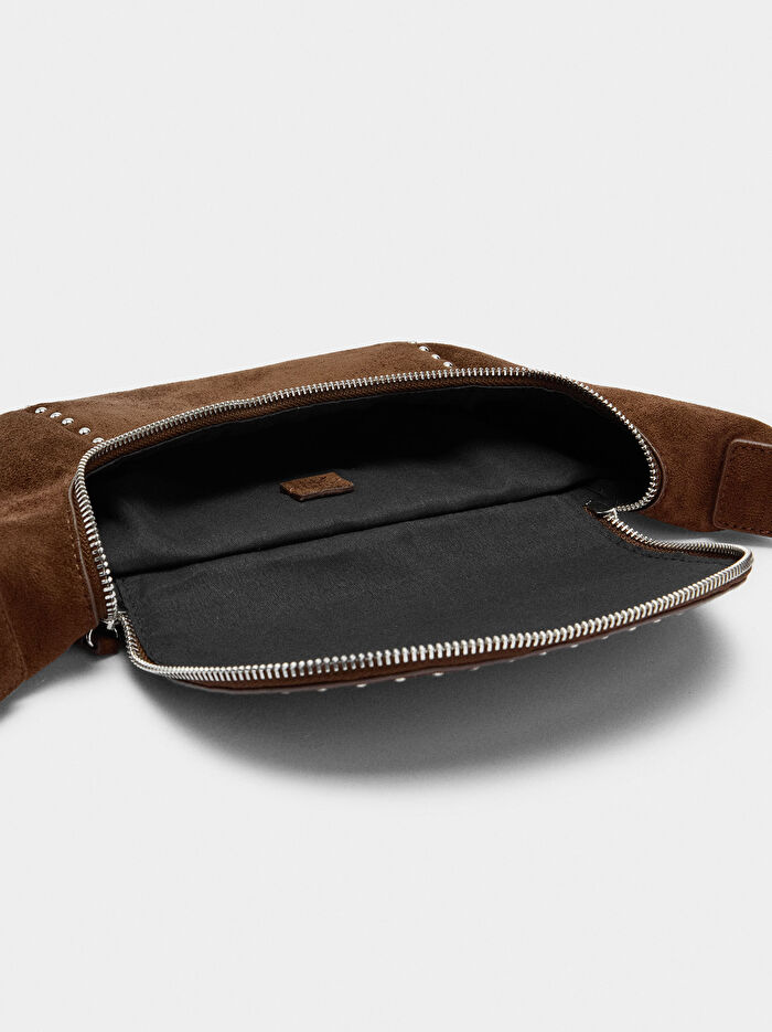 Zımba Detaylı Deri Efektli Çapraz Askılı Çanta