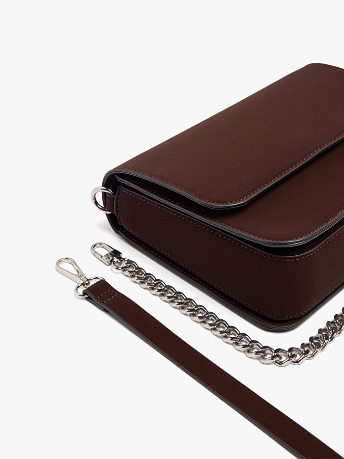 Kapaklı ve Yumuşak Dokulu Çapraz Çanta