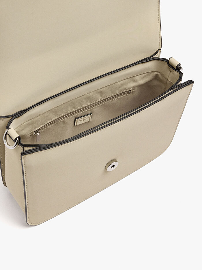 Kapaklı ve Yumuşak Dokulu Çapraz Çanta