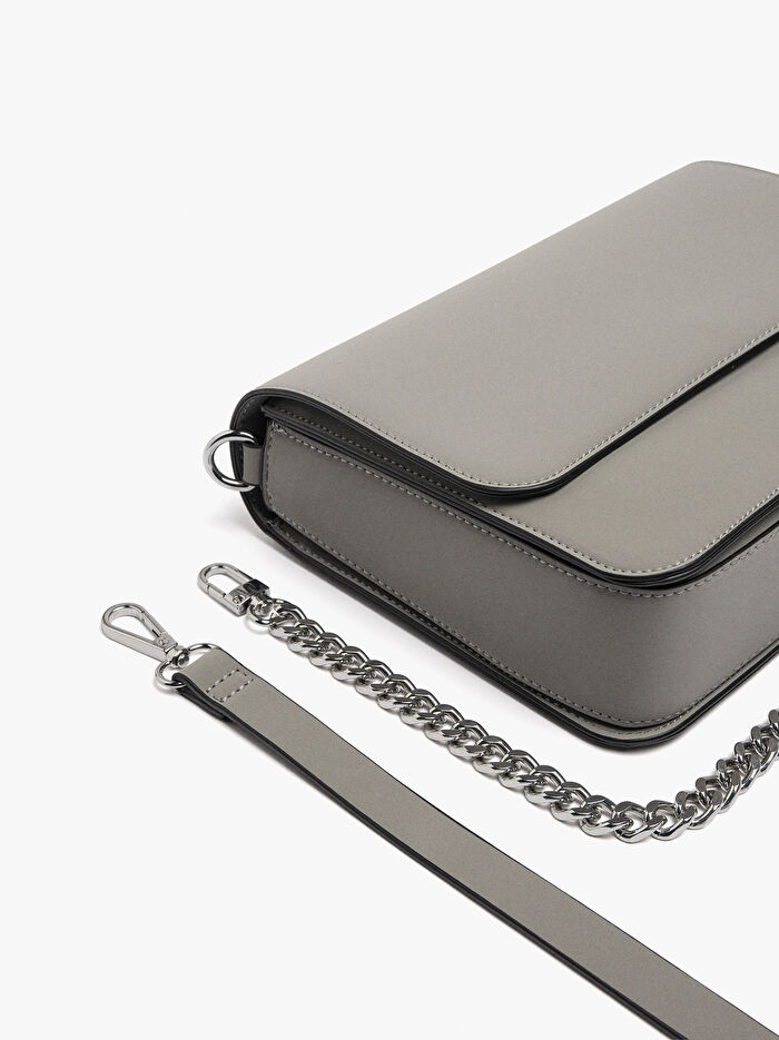 Kapaklı ve Yumuşak Dokulu Çapraz Çanta