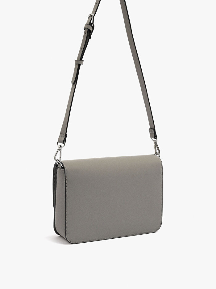 Kapaklı ve Yumuşak Dokulu Çapraz Çanta