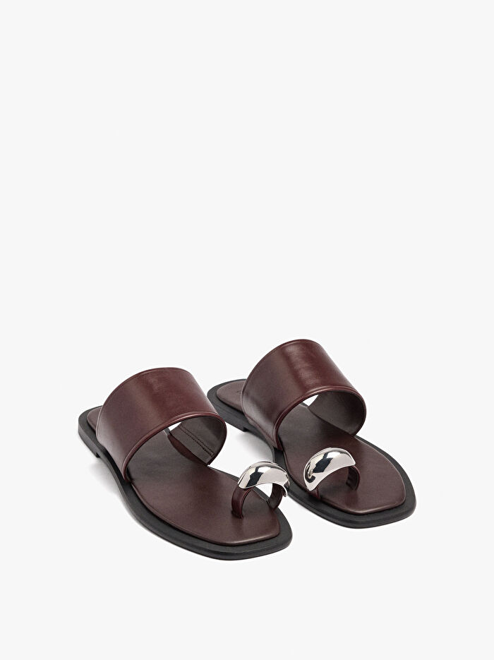 Metalik Detaylı Deri Sandalet