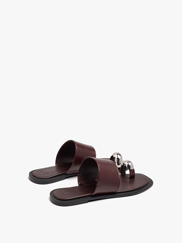 Metalik Detaylı Deri Sandalet