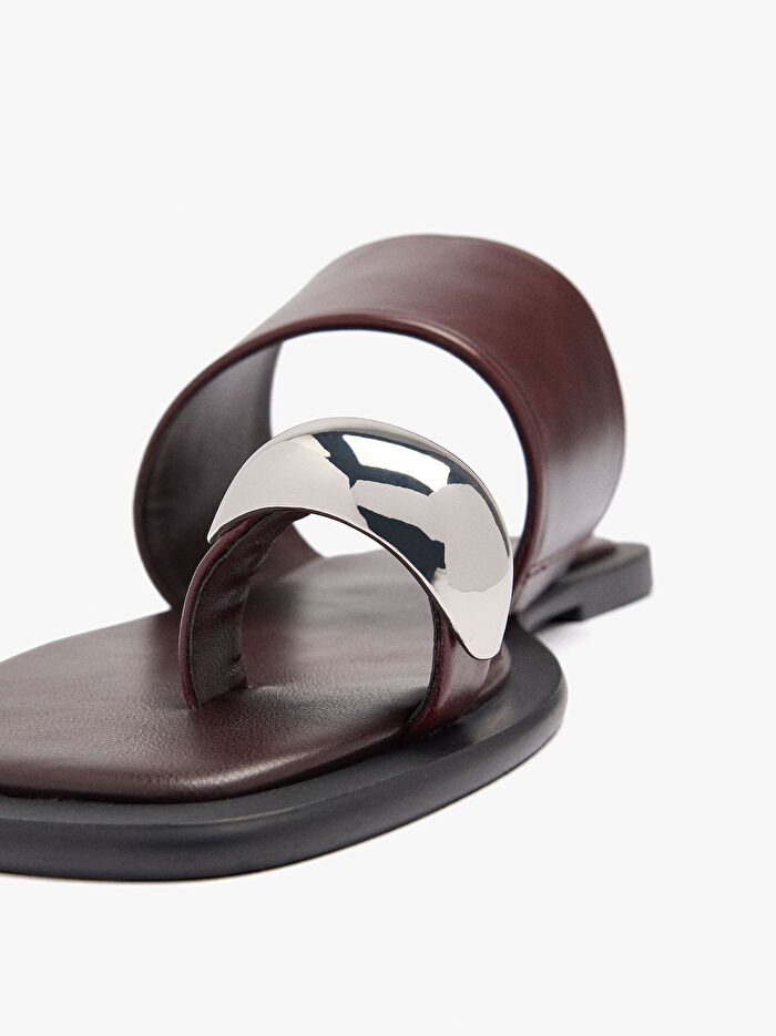 Metalik Detaylı Deri Sandalet