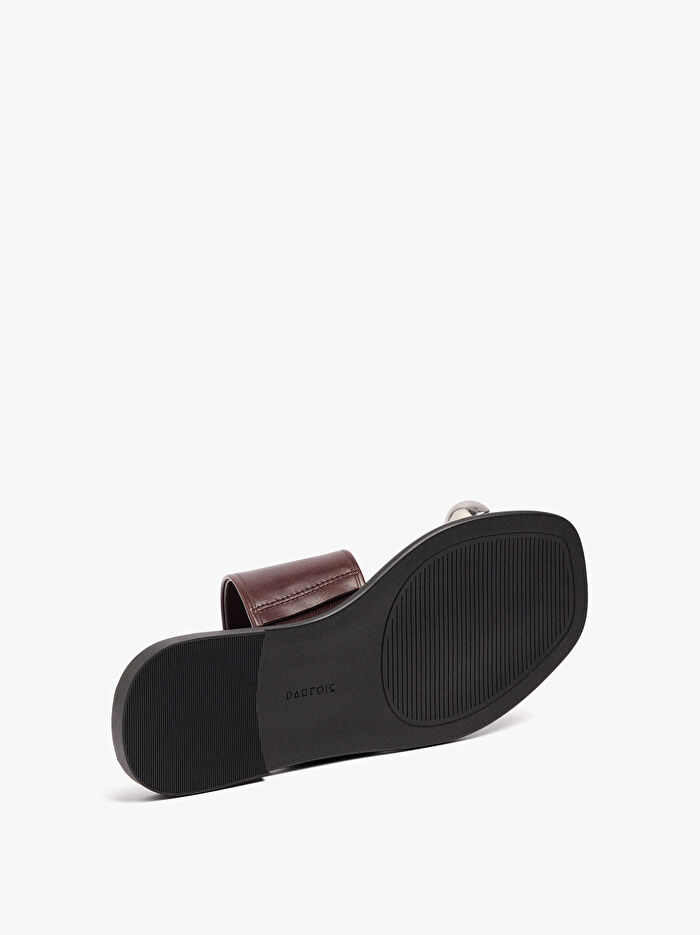 Metalik Detaylı Deri Sandalet