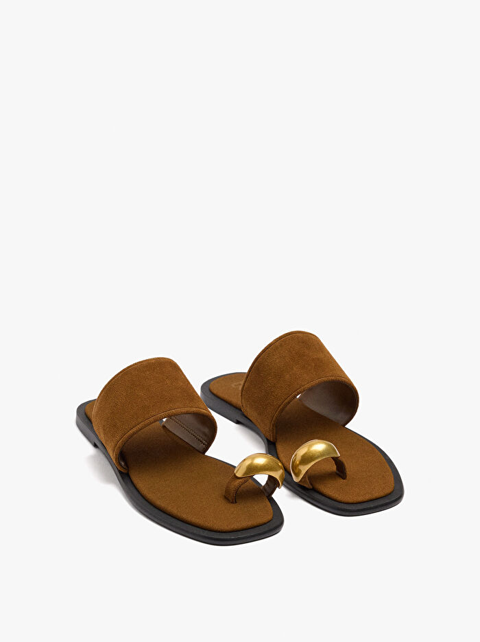 Metalik Detaylı Deri Sandalet