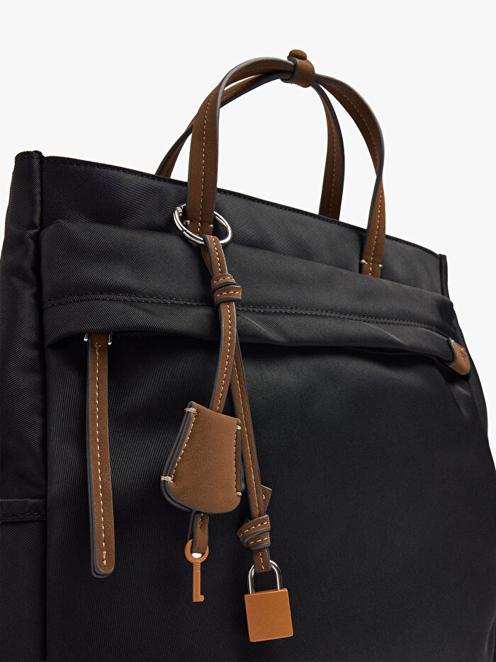 Teknik Kumaş Charm'lı 15 İnç Laptop Sırt Çantası