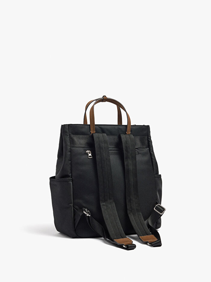 Teknik Kumaş Charm'lı 15 İnç Laptop Sırt Çantası