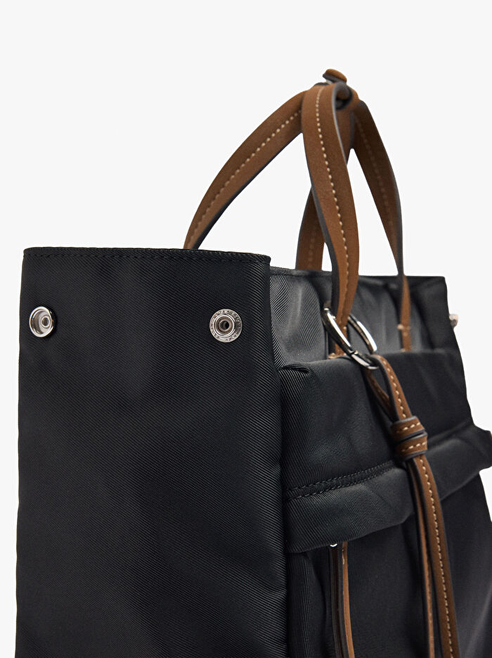 Teknik Kumaş Charm'lı 15 İnç Laptop Sırt Çantası