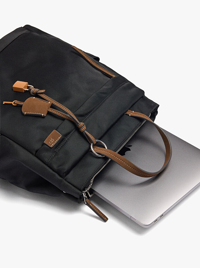 Teknik Kumaş Charm'lı 15 İnç Laptop Sırt Çantası