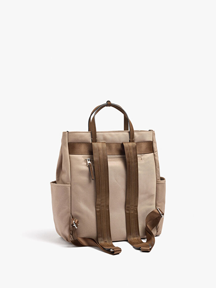 Teknik Kumaş Charm'lı 15 İnç Laptop Sırt Çantası