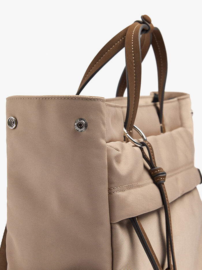 Teknik Kumaş Charm'lı 15 İnç Laptop Sırt Çantası