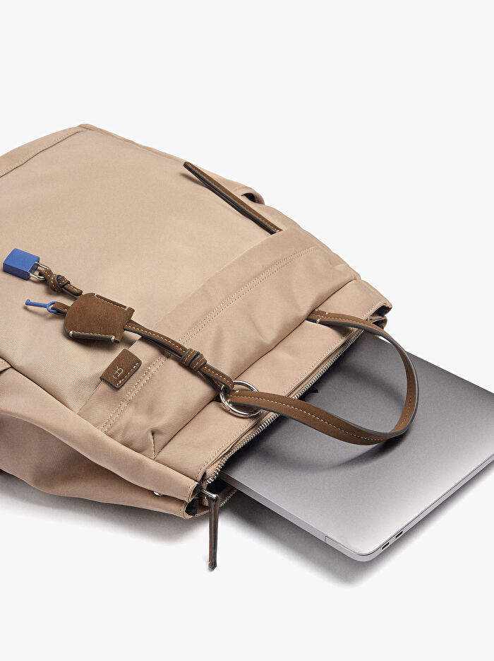 Teknik Kumaş Charm'lı 15 İnç Laptop Sırt Çantası
