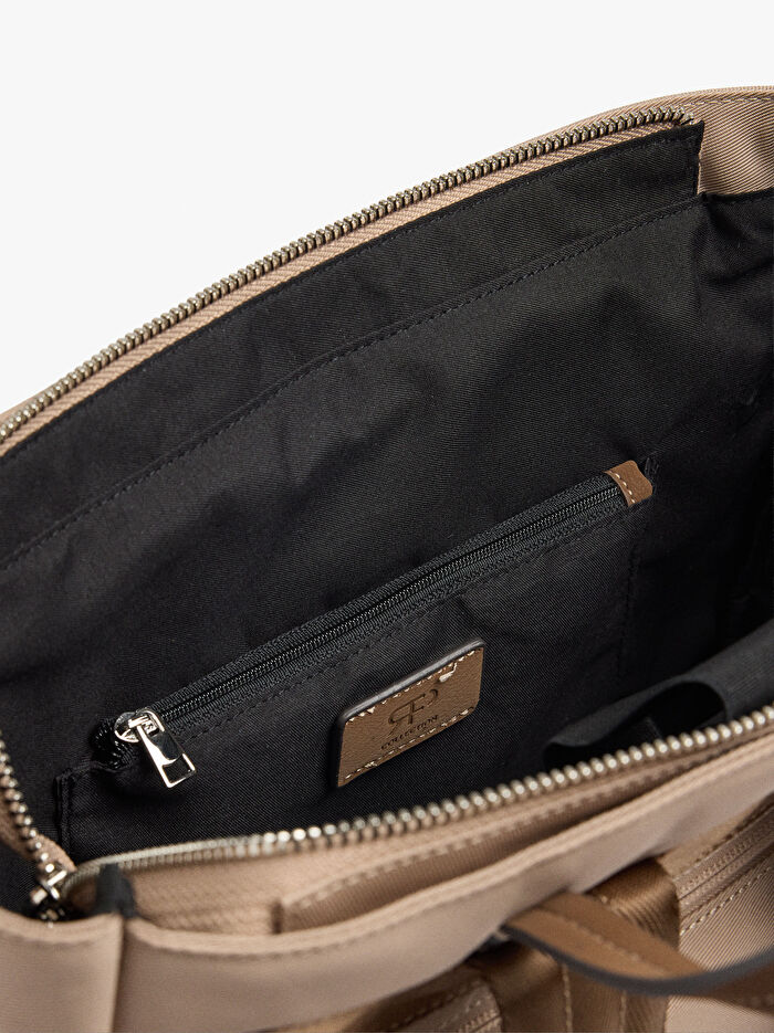 Teknik Kumaş Charm'lı 15 İnç Laptop Sırt Çantası