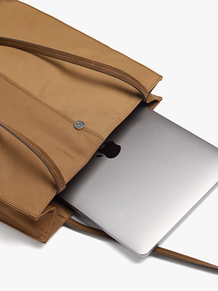 Teknik Kumaş Charm'lı 15 İnç Laptop Çantası