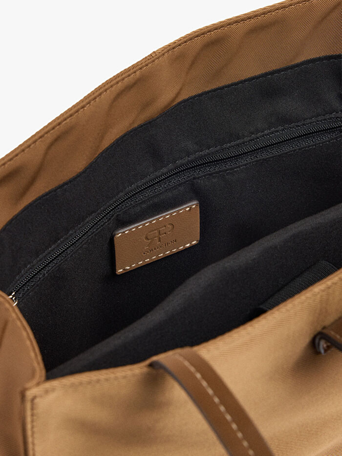 Teknik Kumaş Charm'lı 15 İnç Laptop Çantası