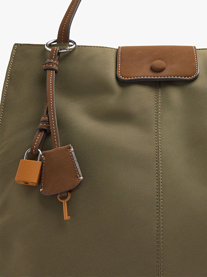 Teknik Kumaş Charm'lı 15 İnç Laptop Çantası