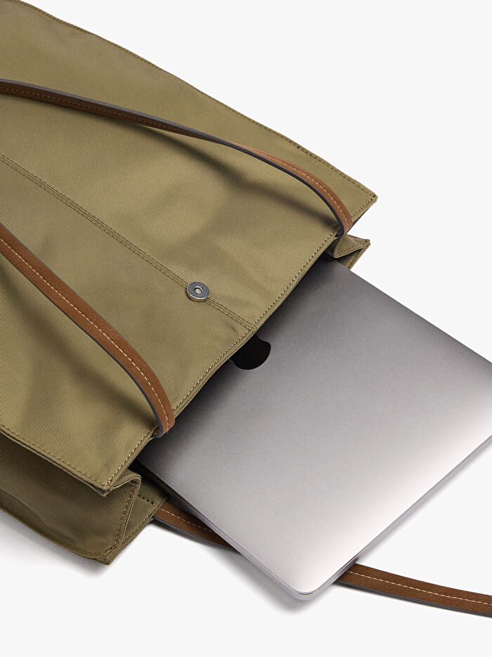 Teknik Kumaş Charm'lı 15 İnç Laptop Çantası