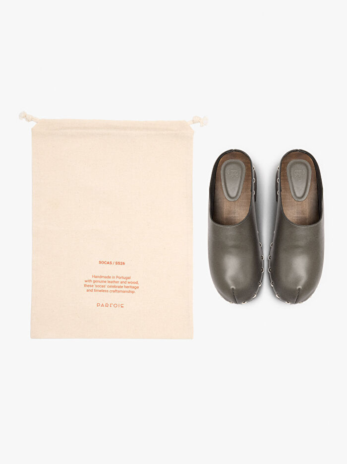 Zımba Detaylı Deri Sandalet