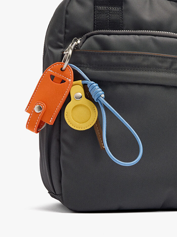 Teknik Kumaş Charm'lı Sırt Çantası