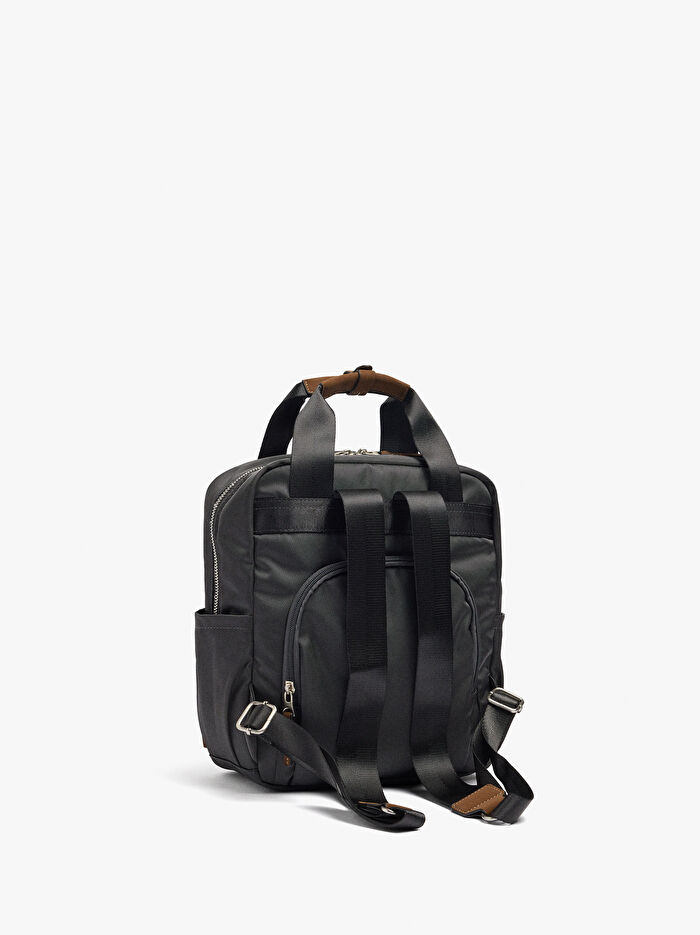 Teknik Kumaş Charm'lı Sırt Çantası