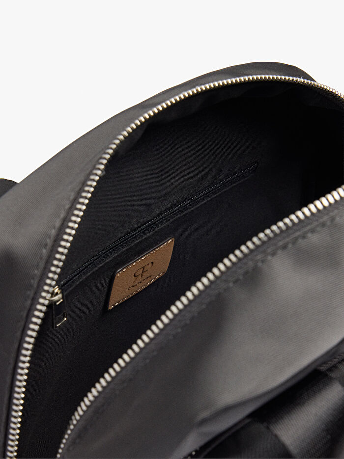 Teknik Kumaş Charm'lı Sırt Çantası