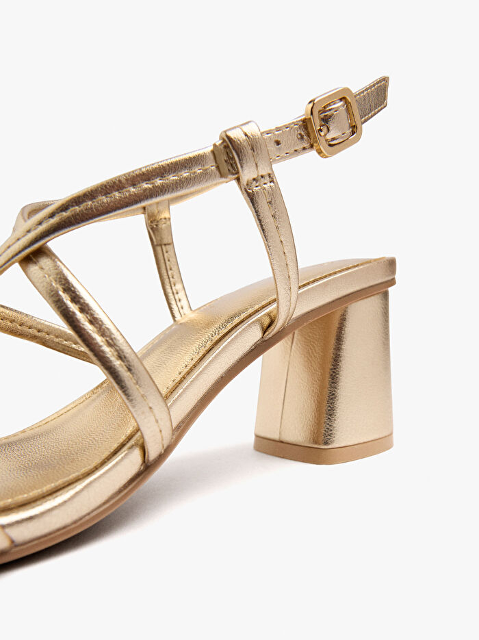 Çapraz Kayışlı Topuklu Sandalet