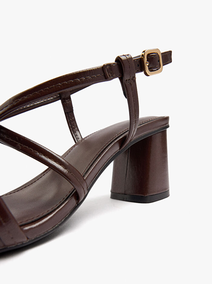 Çapraz Kayışlı Topuklu Sandalet