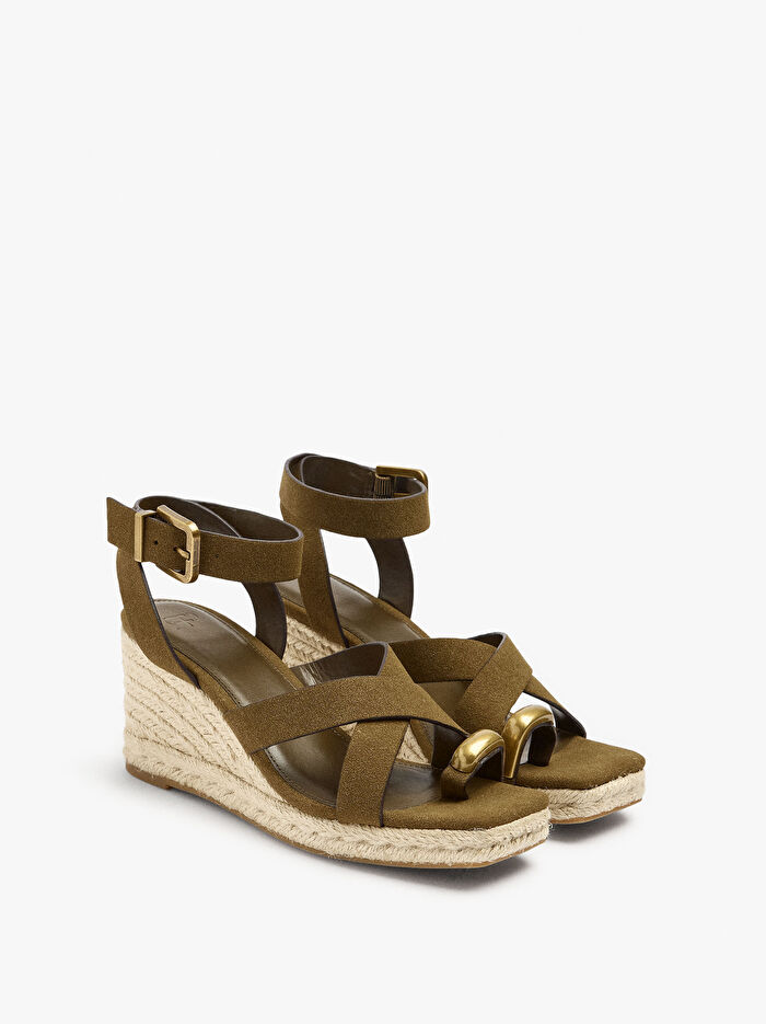 Metalik Detaylı Dolgu Topuk Sandalet