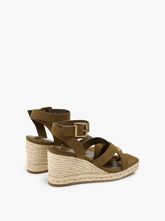 Metalik Detaylı Dolgu Topuk Sandalet