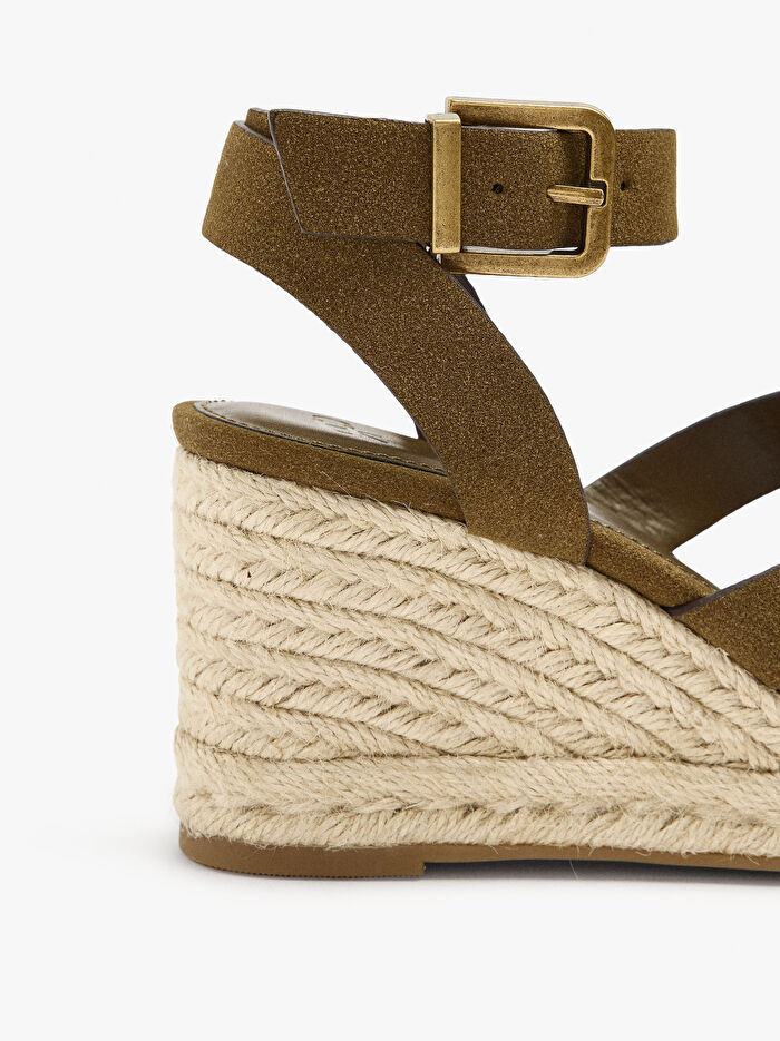 Metalik Detaylı Dolgu Topuk Sandalet