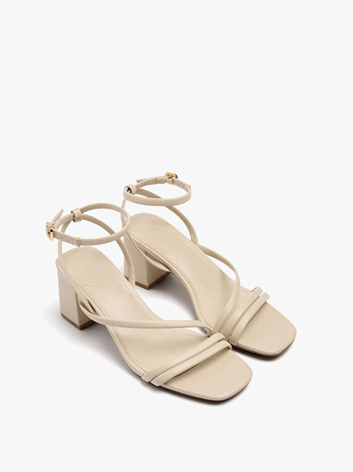 Tek Renk Geniş Topuklu Sandalet